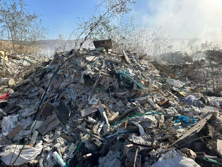 ערימת פסולת בניין נשרפת ברנתיס. צילום – המשרד להגנת הסביבה