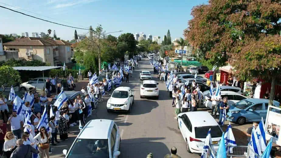 עשרות תושבי קריית אונו חלקו כבוד אחרון לאל"מ אסף חממי ז"ל. צילום: דוברות עיריית קריית אונו