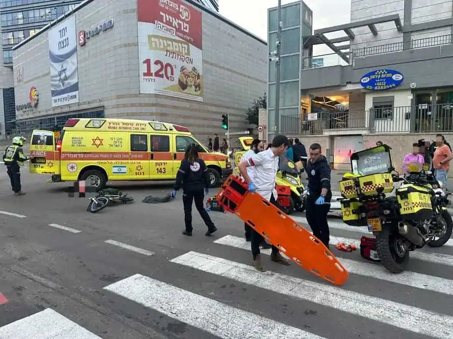 רוכב אופניים חשמליים נפגע מרכב בקריית אונו – מצבו קשה. צילום: דוברות מד"א