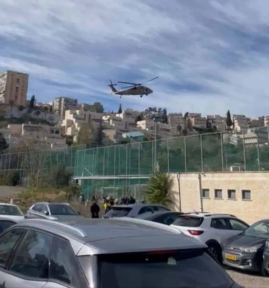 מסוק נוחת בסמוך למגרש בו שיחקה הקבוצה. צילום: הפועל קריית אונו