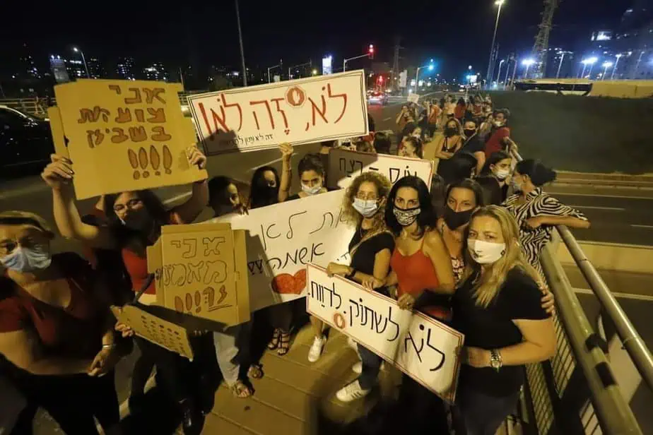 מחאת נשים בקריית אונו. צילום ארכיון: איתן אלחדז