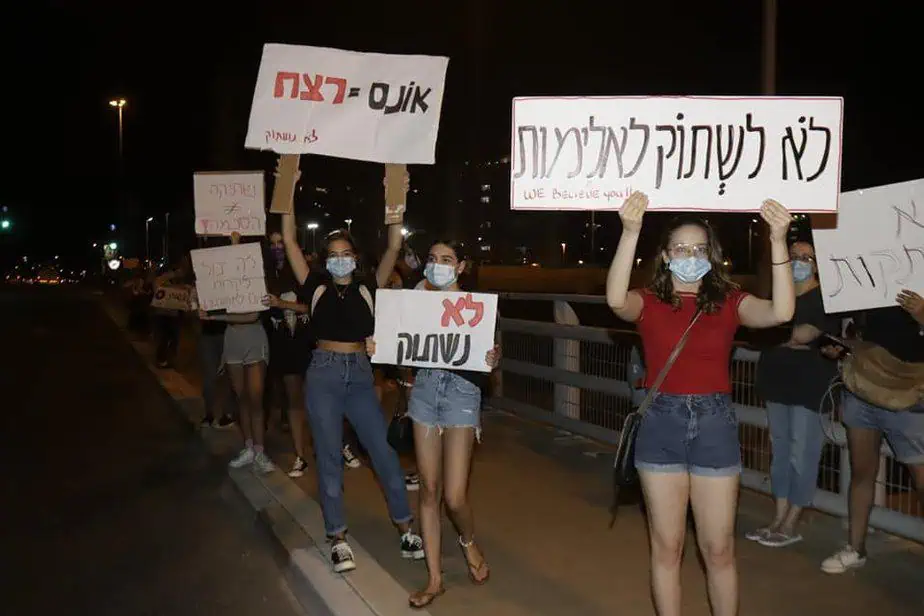 מחאת נשים בקריית אונו. צילום ארכיון: איתן אלחדז