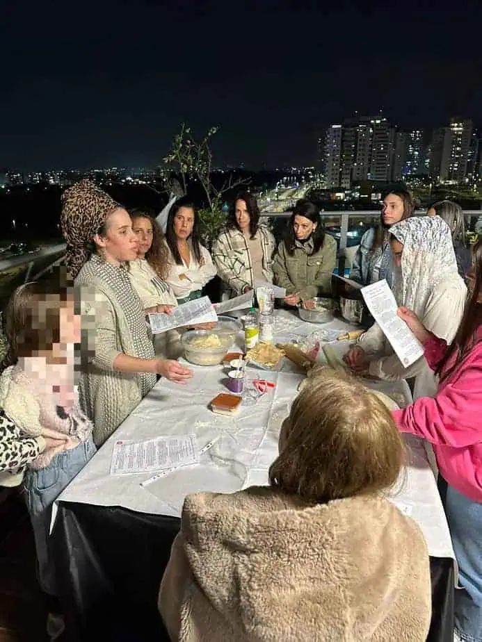 הפרשת חלה עם הרבנית ציבי סעיד. צילום: חמ"ל אמהות ק. אונו