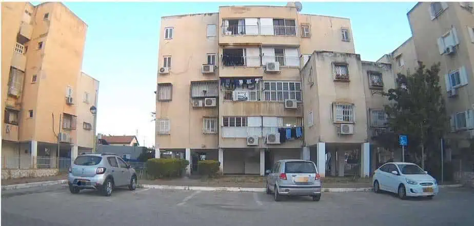 בניין ישן באור יהודה המיועד להריסה במסגרת פינוי בינוי. צילום עצמי.