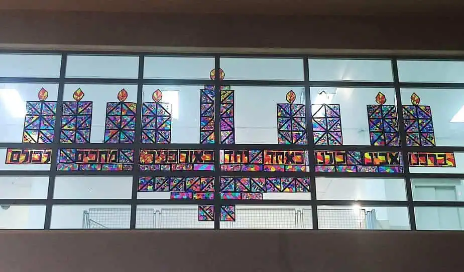 אולפנת אמית גבעת שמואל – יצירה של אור למען החטופים. צילום: דוברות אמית