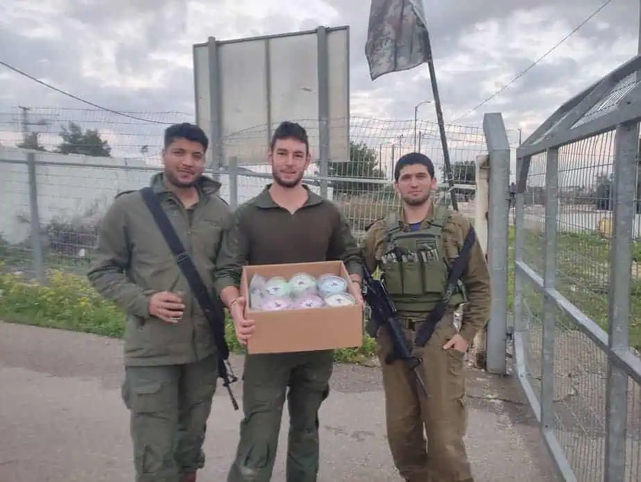 תלמידי חט”ב פסגות ביהוד הכינו כדורי שוקולד לחיילים בעזה לזכרו של סא”ל תומר גרינברג