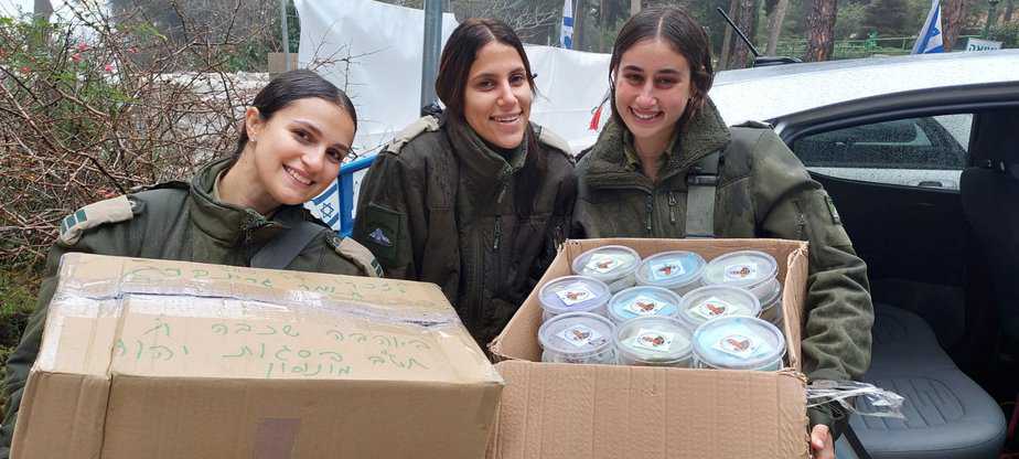 תלמידי חט”ב פסגות ביהוד הכינו כדורי שוקולד לחיילים בעזה לזכרו של סא”ל תומר גרינברג. צילום פרטי