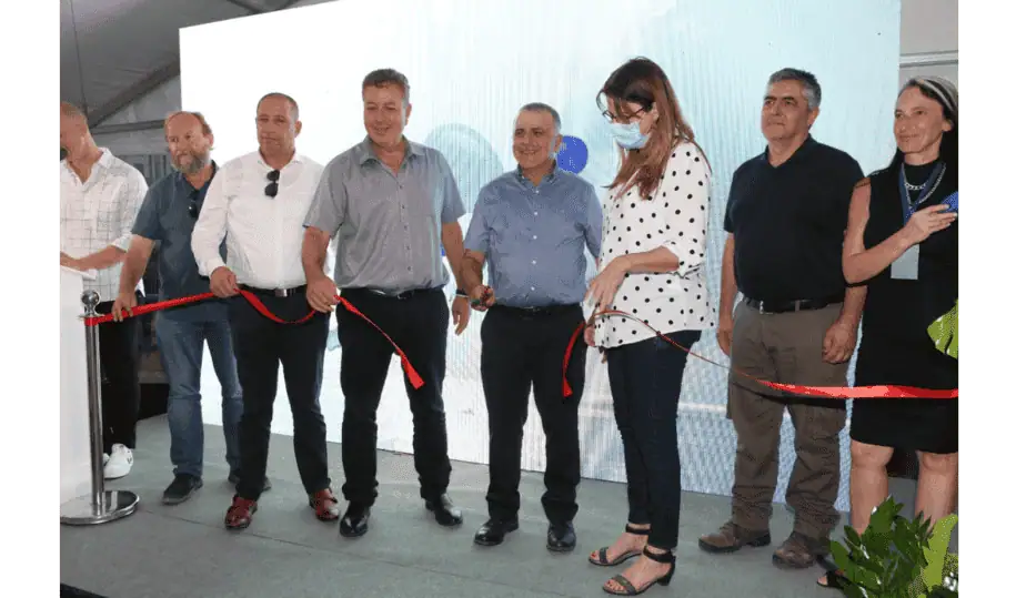 יעלה מקליס ראש עיריית יהוד מונוסון, דוד עוזר, מנכ"ל תאגיד מי אונו וישראל גל ראש עיריית קריית אונו. צילום: דוברות מי אונו