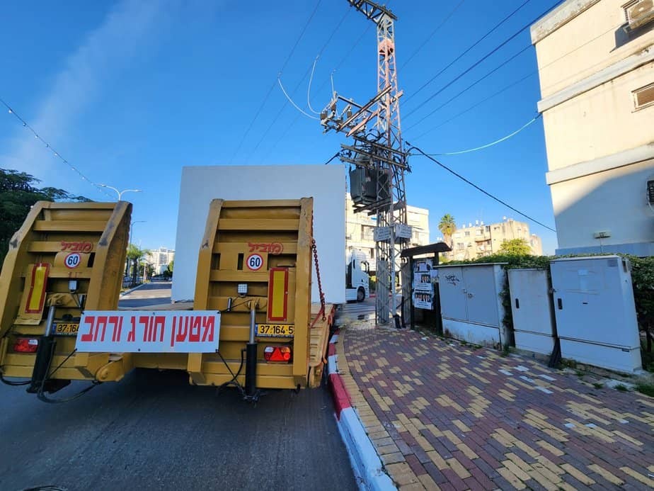 פגיעת המשאית בעמוד חשמל. צילום: דוברות חברת חשמל.