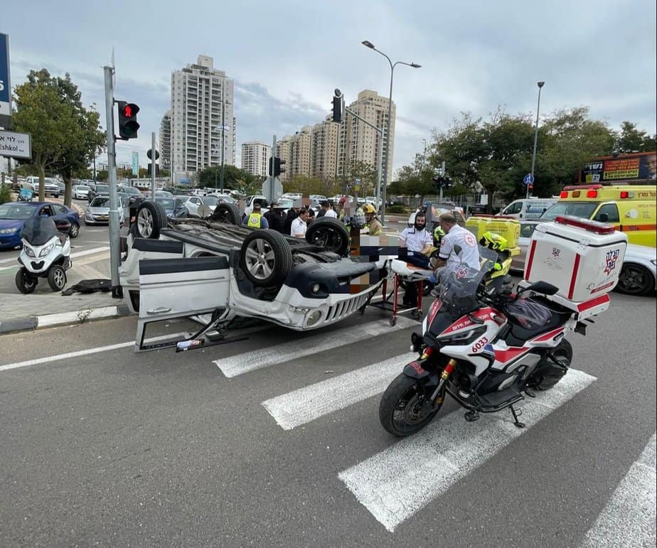 הרכב שהתהפך בקריית אונו. צילום: דוברות כב"א.