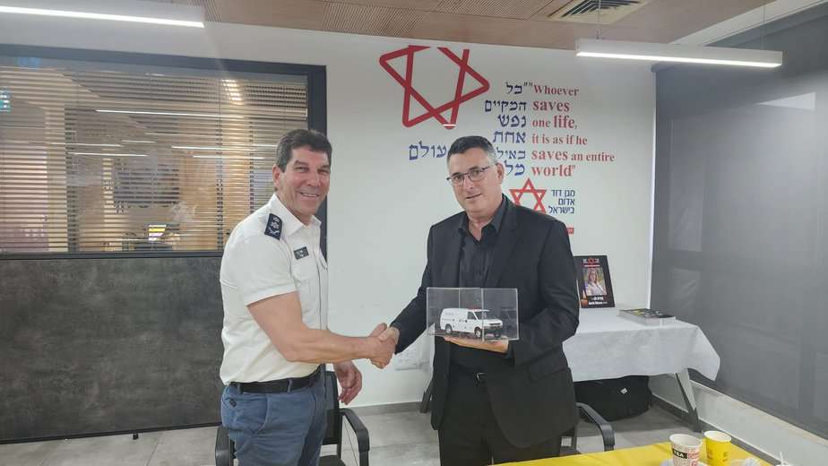 השר גדעון סער במוקד הלאומי של מגן דוד אדום בקריית אונו. צילום: דוברות מד”א