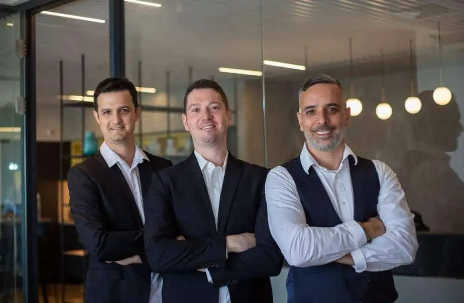 עו"ד רועי ביטון, תושב גני תקווה ושותפיו אדם לוין ויונתן רפפורט ממשרד עורכי הדין רפפורט לוין ביטון. צילום: מיקה סולומון