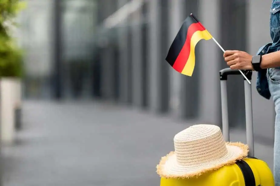 ביי פוסט צילום: FREEPIKfemale-hands-hodling-suitcase-flag-germany (1)
