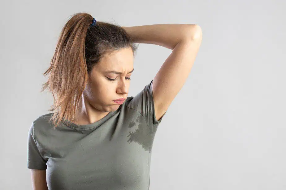 הזעת יתר. צילום אילוסטרציה shutterstock. fkkh, txy,hev Excessive,Sweating,Problems.,Young,Woman,With,Her,Arm,Raised,With
