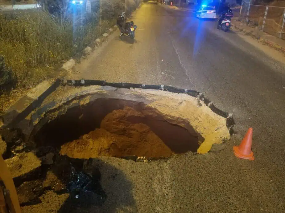 בולען בכביש 4622, ביציאה מקרית אונו, לכיוון צומת סביון