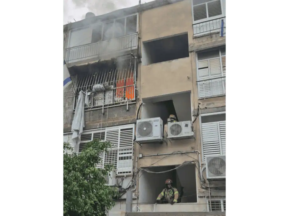 השריפה בדירה בגבעת שמואל. צילום: דוברות כיבוי אש