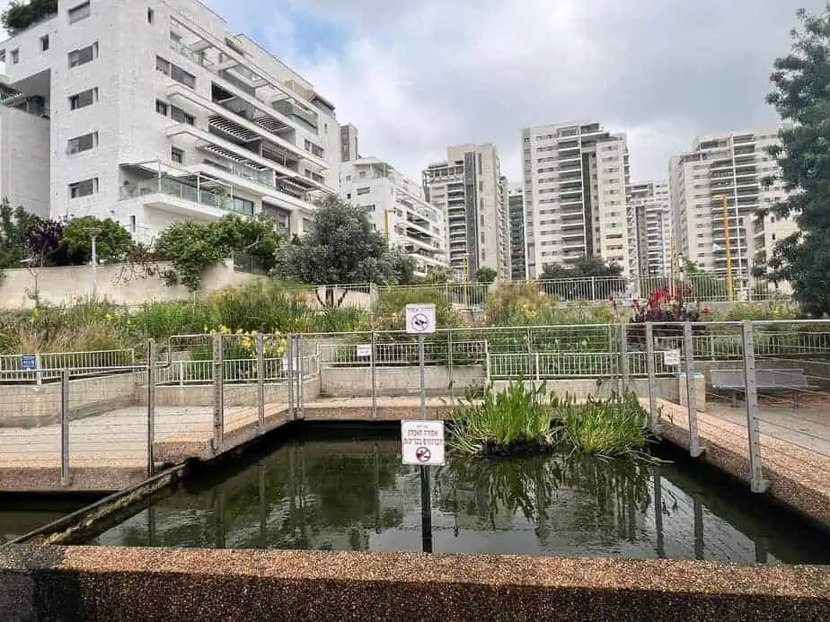 הבריכות בטיילת בגני תקווה. צילום: אונו ניוז