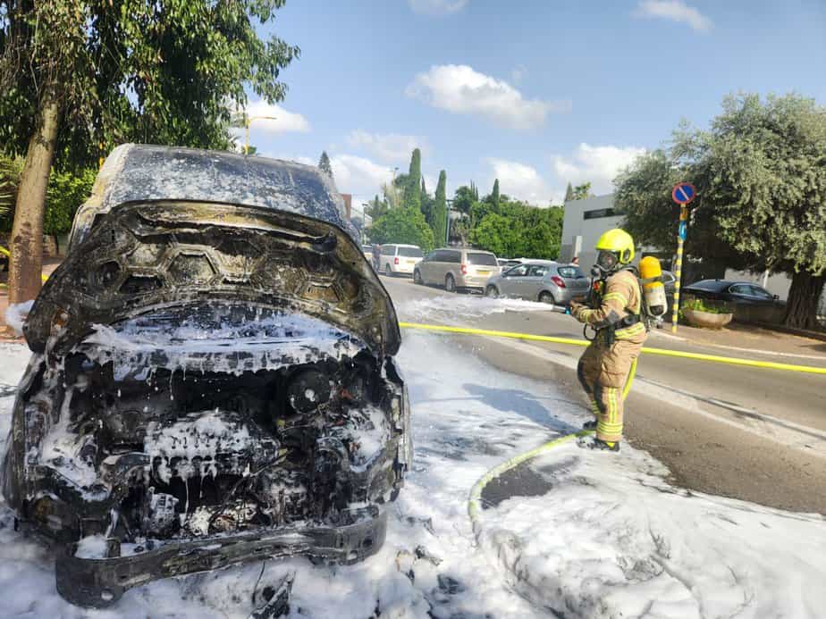 רכב מסחרי נשרף בגני תקווה. צילום: תיעוד מבצעי מחוז דן