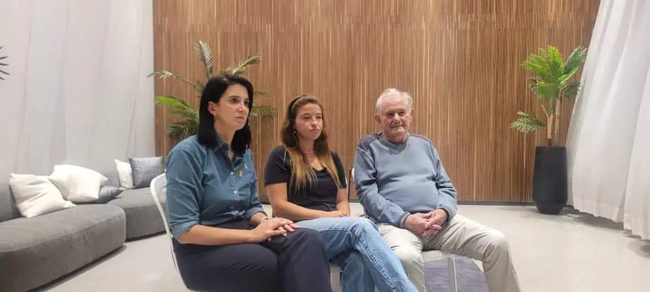 זיכרון בסלון בגני תקווה אצל ח"כ לשעבר שירלי פינטו.  אלבום פרטי