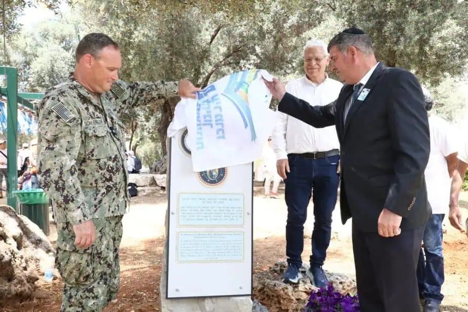 טקס מרגש לזכרם של 69 לוחמי דקר בגבעת שמואל. הסרת הלוט לזכרו של אדמירל מיכאל ג'רמי בורדה. צילום: יעל צור