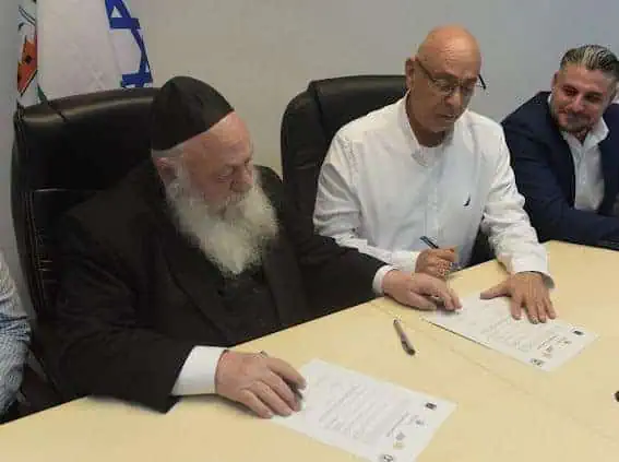 ראש העיר אמנון סעד חותם על הסכם המסגרת להתחדשות עירונית. צילום: דוברות עיריית יהוד-מונוסון