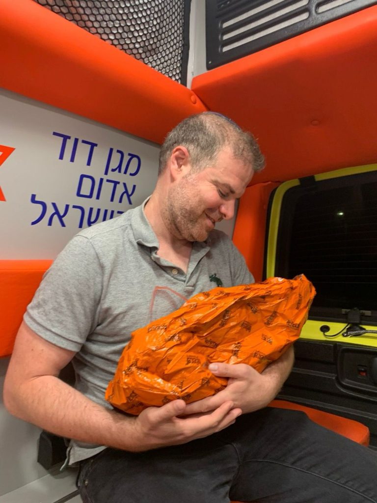 האבא המאושר. צילום: דוברות מד”א