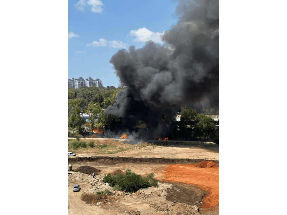 השריפה שפרצה במתחם הלוגיסטי בתל השומר. צילום: כיבוי אש