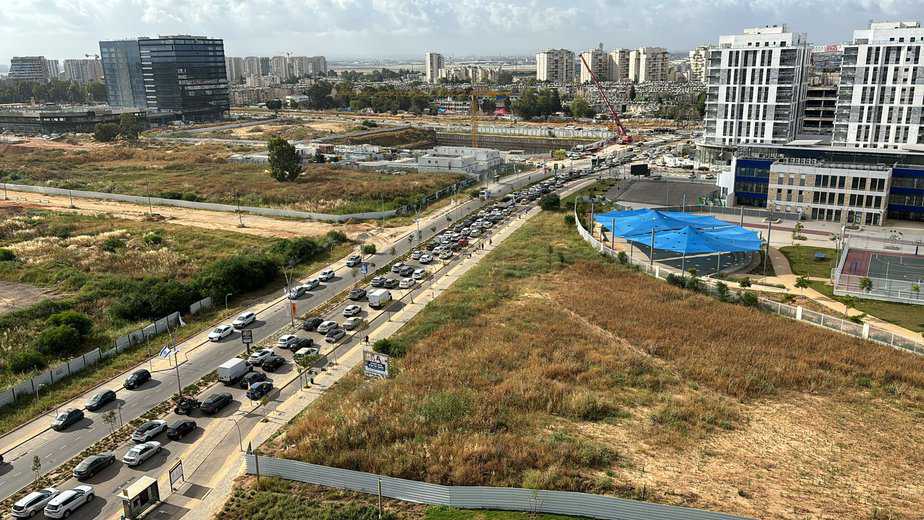 פקק לא סביר בשמעון פרס, כרמל ובצמת על 461. צילום באדיבות התושבים