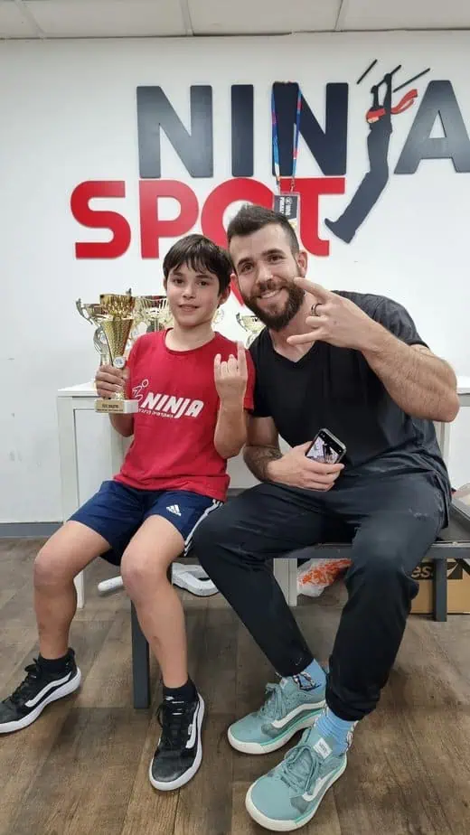 אלמוג גרוס עם גיל מרנץ. צילום באדיבות המשפחה