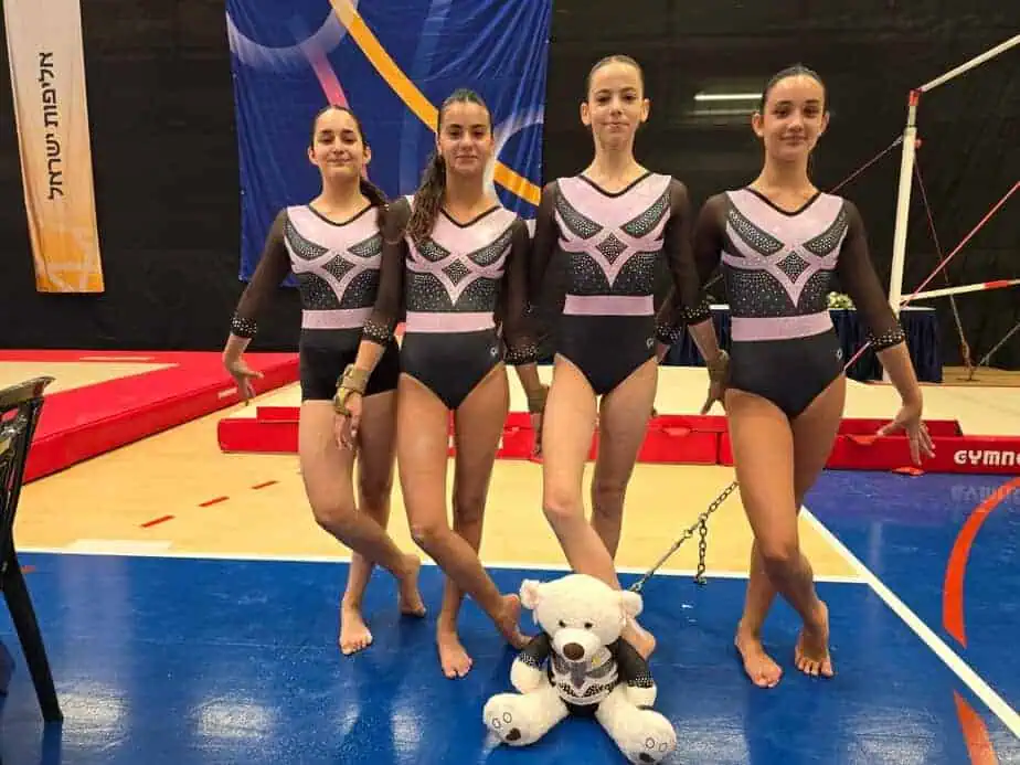 נבחרת הפועל אור יהודה בהתעמלות מכשירים. צילום: “נפגשים” מרכזים קהילתיים