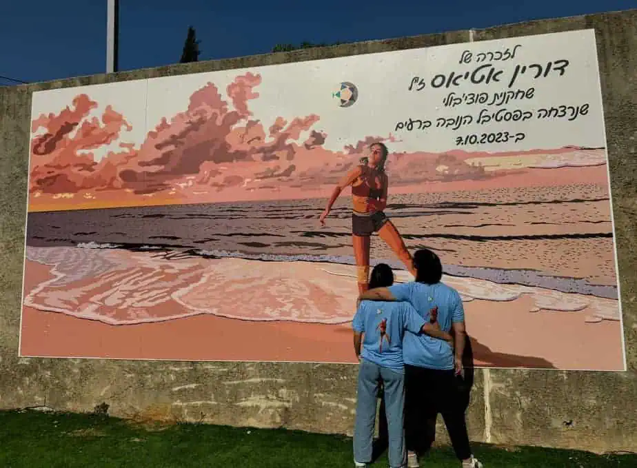 ציור קיר מרהיב שיצרה מיכל רוזין לזכרה של דורין אטיאס ז"ל. צילום באדיבות עיריית גני תקווה