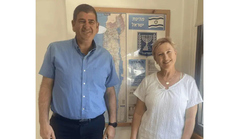 איריס חיים וראש העיר גבעת שמואל יוסי ברודני. צילום: דוברות גבעת שמואל