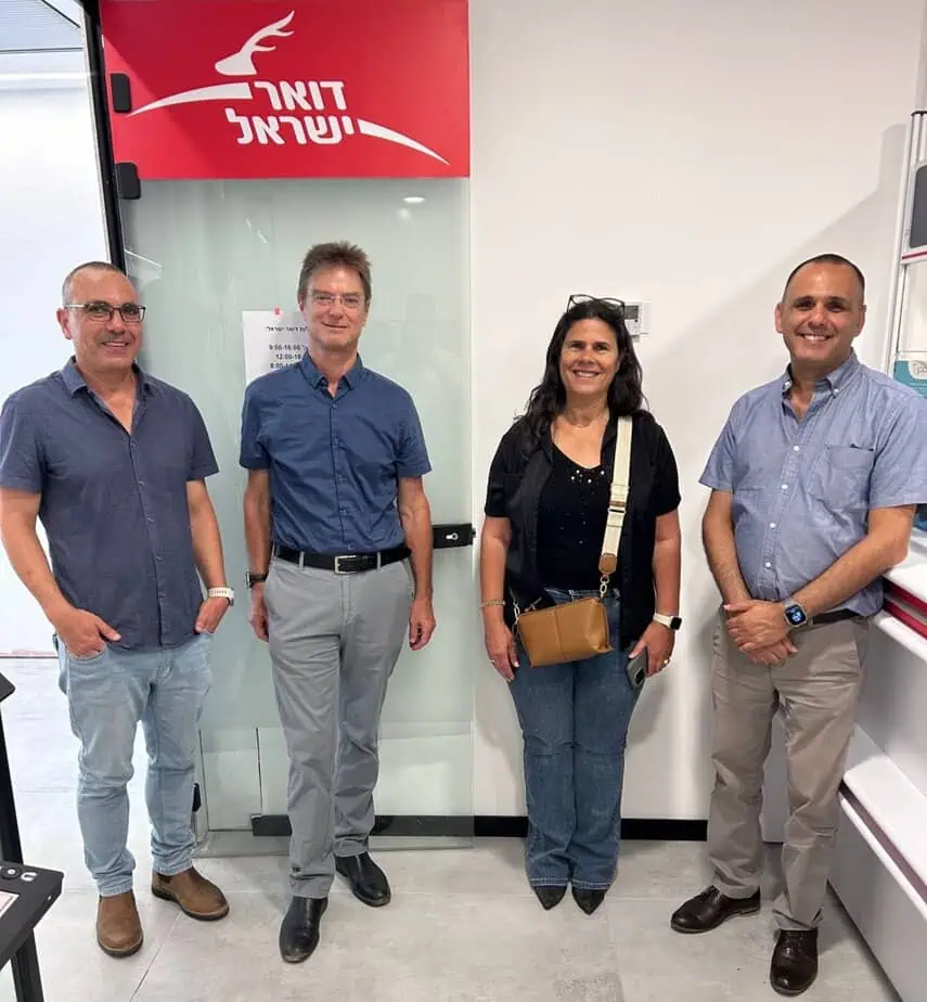 דואר ישראל- סניף גני תקווה. מימין לשמאל: איתן אוחיון סמנכ"ל דואר וקמעונאות, ליזי דלריצ'ה ראש עיריית גני תקווה, דוד לרון מנכ"ל דואר ישראל וערן חמו מנכ"ל העירייה. צילום: דוברות עיריית גני תקווה