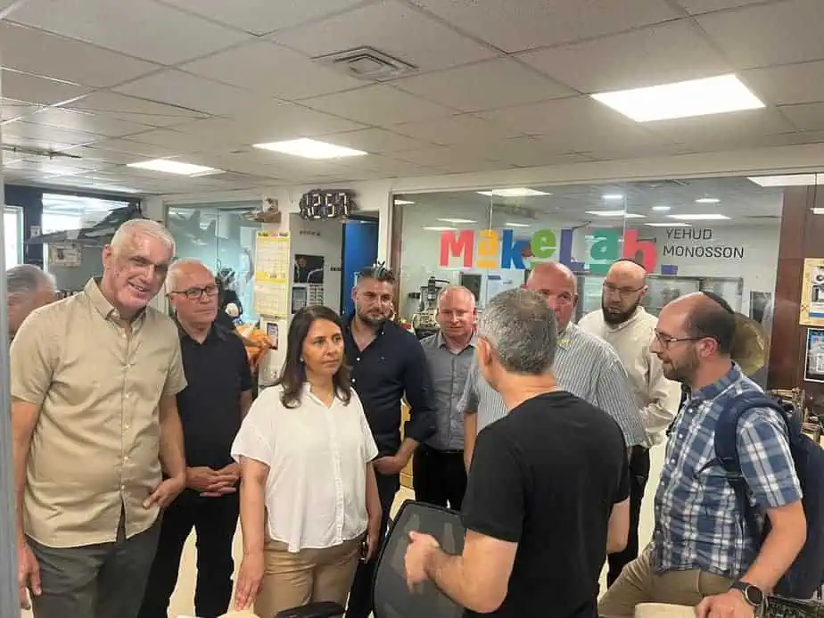 ראש העיר אמנון סעד אירח לסיור עירוני את השרה גילה גמליאל. צילום: עיריית יהוד מונוסון