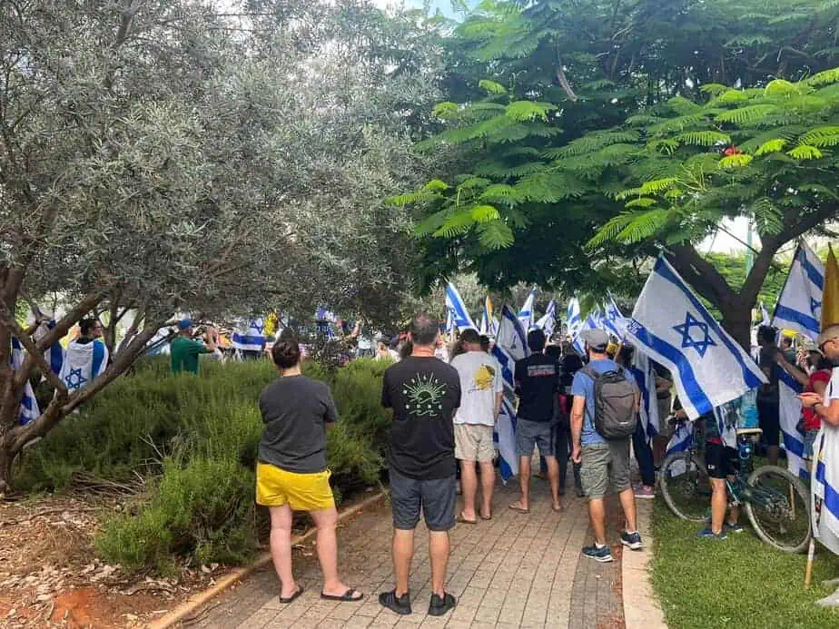 מפגינים מול ביתו של יו"ר ההסתדרות ארנון בן דוד. צילום: אונו ניוז
