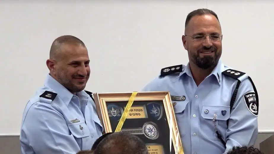 טקס החלפת מפקד תחנת מסובים במרחב דן של מחוז ת"א משמאל סנ"צ ניר נגאר. צילום: דוברות המשטרה