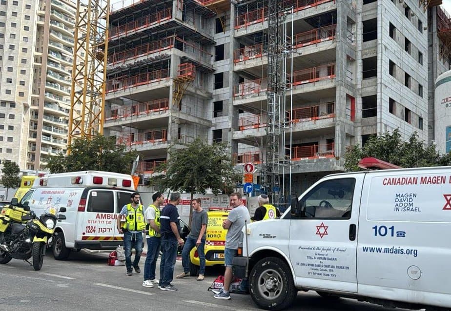 פועל באתר בניה בגבעת שמואל נפל מגובה. צילום: דוברות מד”א