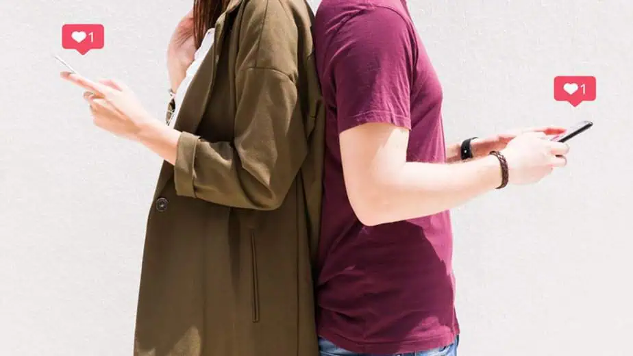 בסט לינקס צילום: freepik cxy couple-standing-back-back-using-cellphone-with-love-messages-icons-against-wall-(1)-(1)