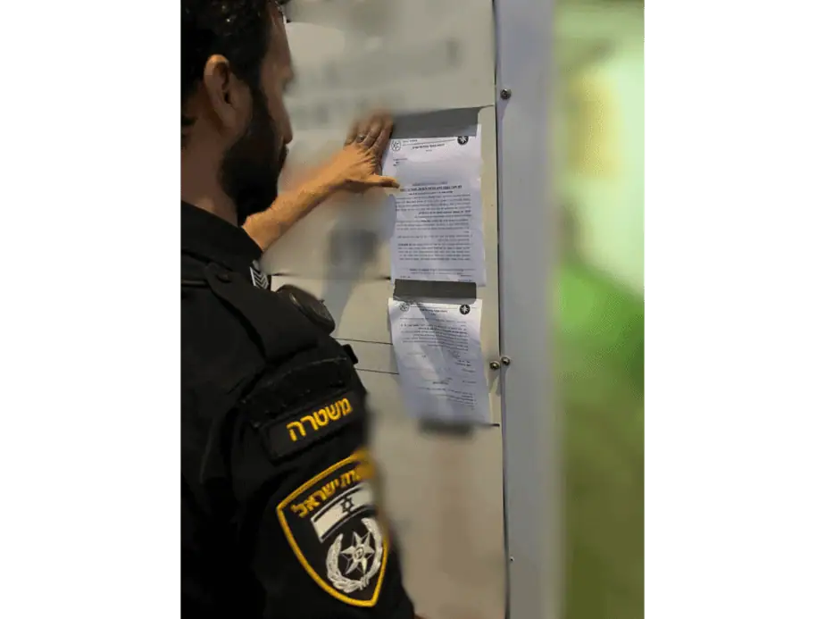 צו סגירה לאתר בנייה בקריית אונו. צילום: דוברות המשטרה.