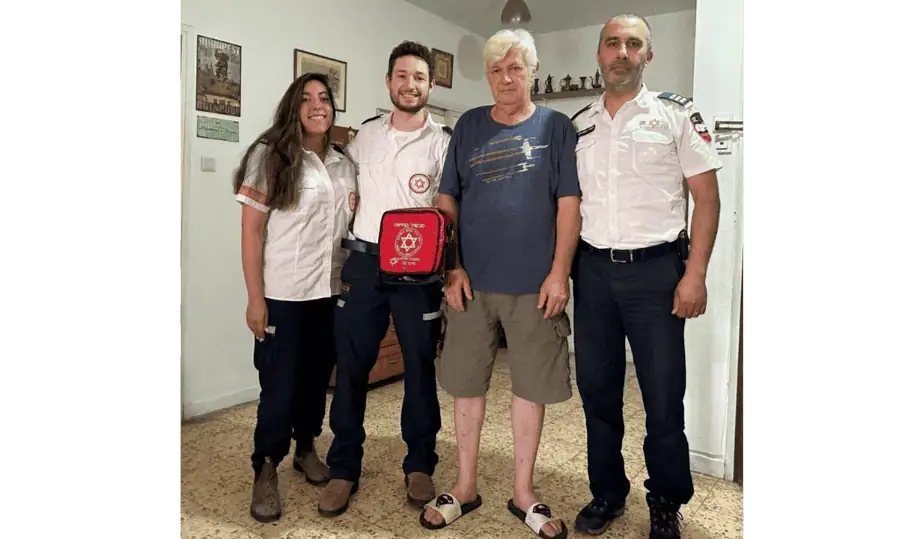 איגור נפגש לראשונה עם צוות מד"א שהציל את חייו. צילום: דוברות מד"א