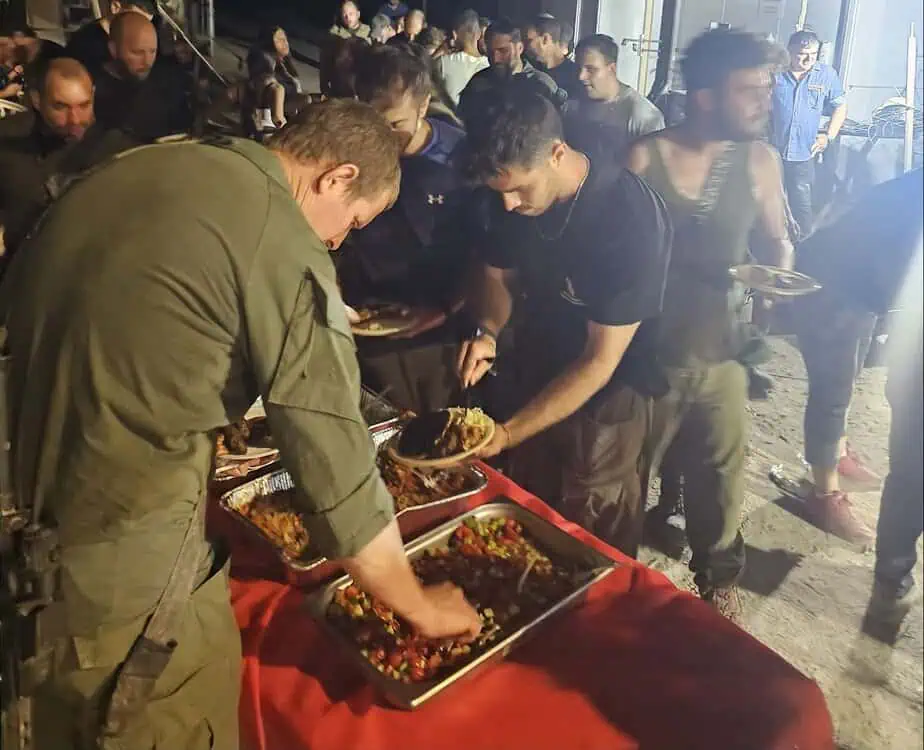 המילואימניקים שעורכים ארוחות ללוחמים. צילום: באדיבות עמותת 'לוחמים למען לוחמים'