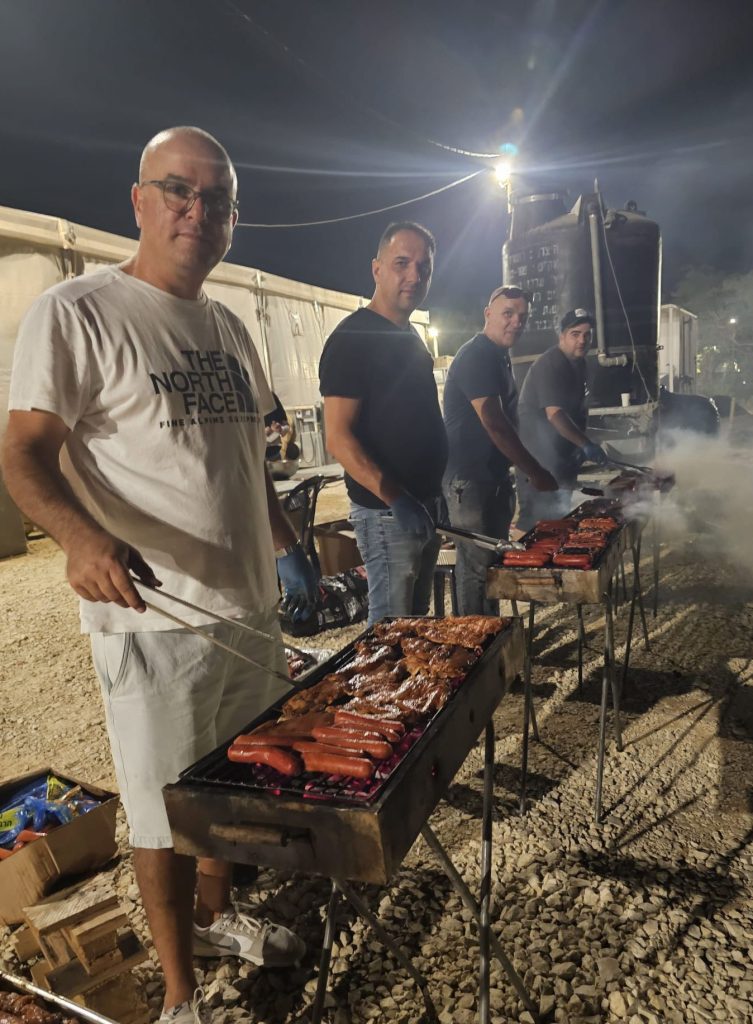 המילואימניקים שעורכים ארוחות ללוחמים. צילום: באדיבות עמותת 'לוחמים למען לוחמים'