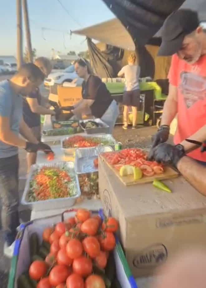 המילואימניקים שעורכים ארוחות ללוחמים. צילום: באדיבות עמותת ‘לוחמים למען לוחמים’