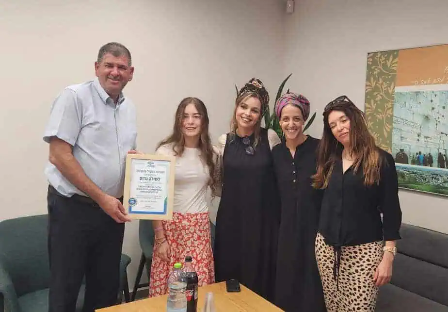 תעודת הוקרה והערכה הוענקה לשירה גרוס. צילום: דוברות עיריית גבעת שמואל