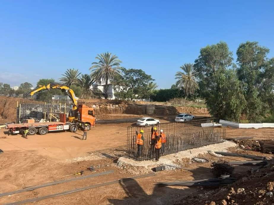 החלה בניית גשרון חדש מעל נחל כופר בפארק אריאל שרון. צילום: פארק אריאל שרון