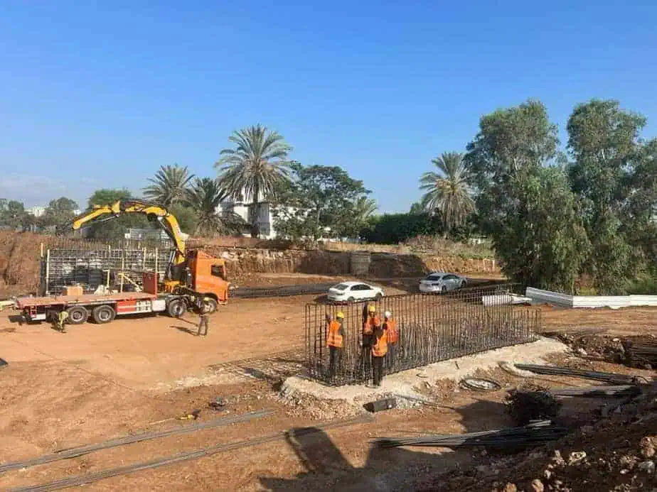החלה בניית גשרון חדש מעל נחל כופר בפארק אריאל שרון. צילום: פארק אריאל שרון