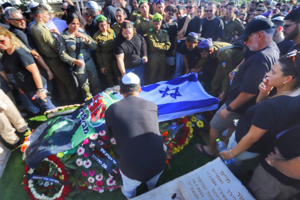 אלפים ליוו בדרכו האחרונה של עמית פרידמן ז”ל. צילום: איתן אלחדז