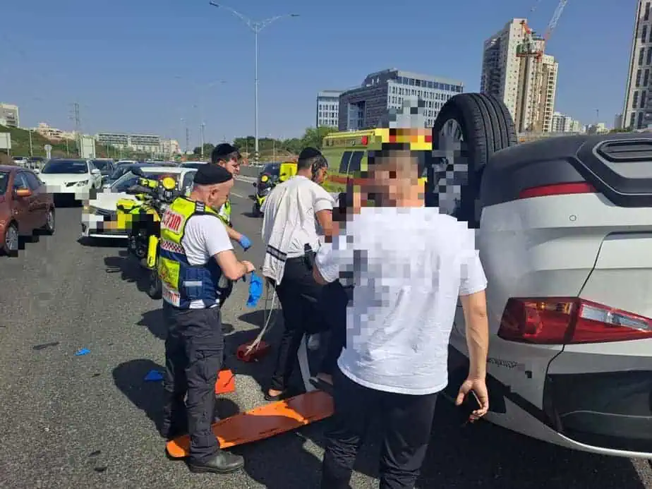 רכב התהפך בכביש 471 סמוך לקריית אונו. צילום: דוברות מד"א