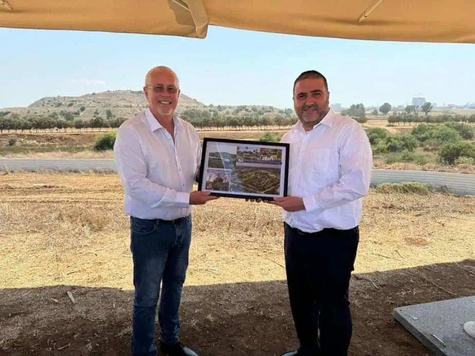 מנכ״ל פארק אריאל שרון דן ליכטמן אירח השבוע את שר הפנים משה ארבל. צילום: