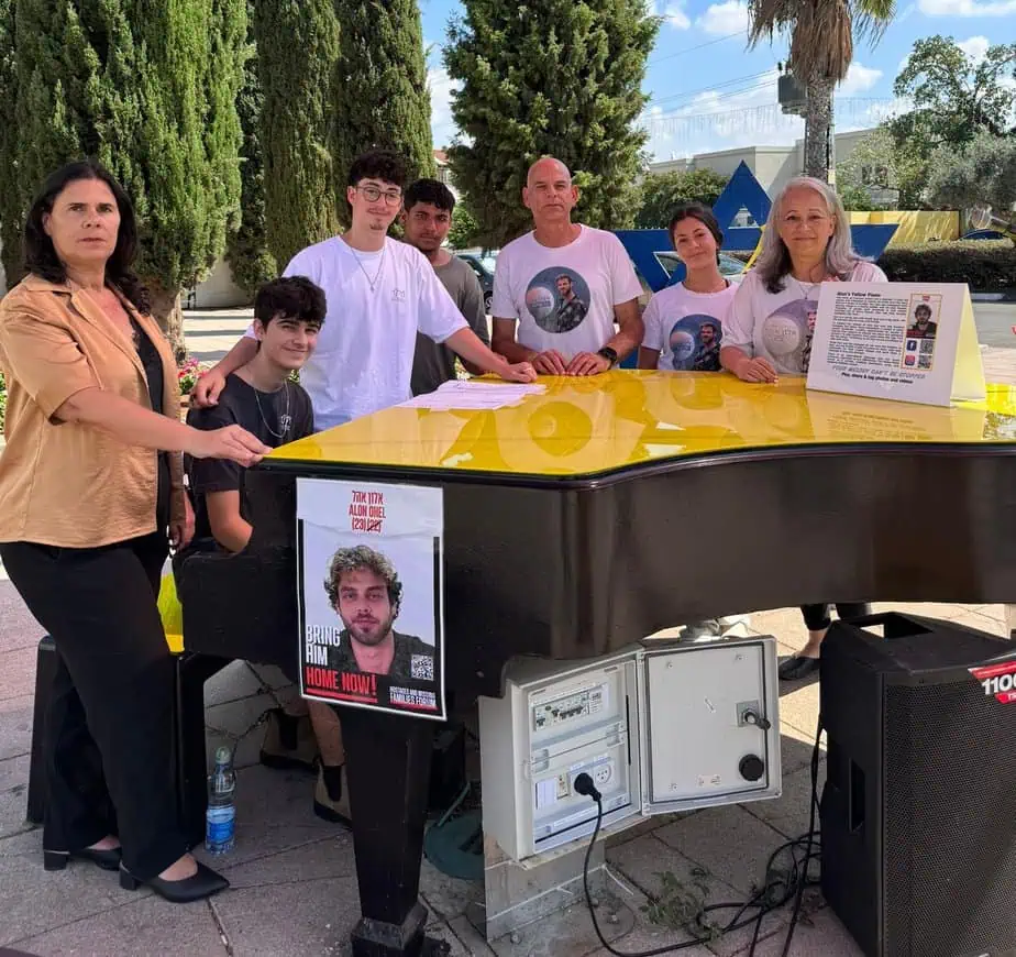 'הפסנתר הצהוב של אלון' . צילום: דוברות עיריית גני תקווה